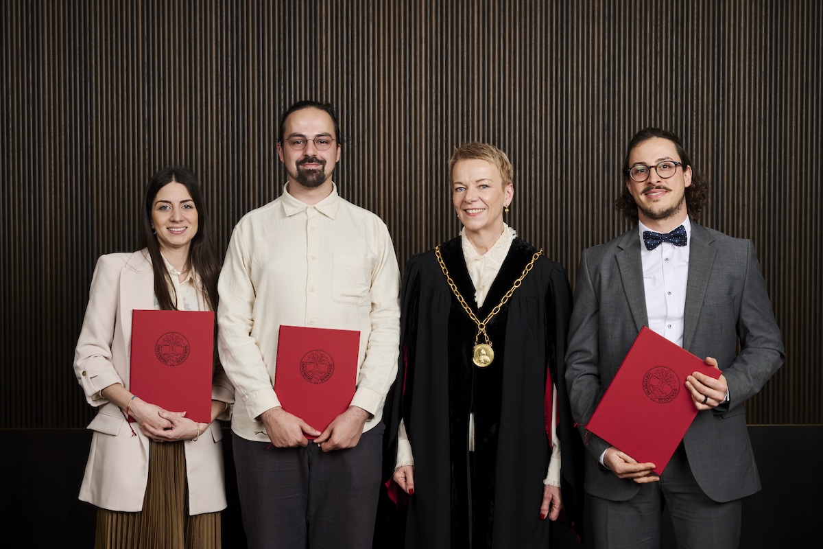 Verdiana Trappetti, Preisträgerin Dr. Lutz und Dr. Celia Zwillenberg-Preis, Martín González-Fernández, Preisträger Dr. Lutz und Dr. Celia Zwillenberg-Preis, Virginia Richter, Rektorin Universität Bern und Etienne Bonvin, Preisträger Dr. Lutz und Dr. Celia Zwillenberg-Preis. © Universität Bern, Bild: Manu Friederich